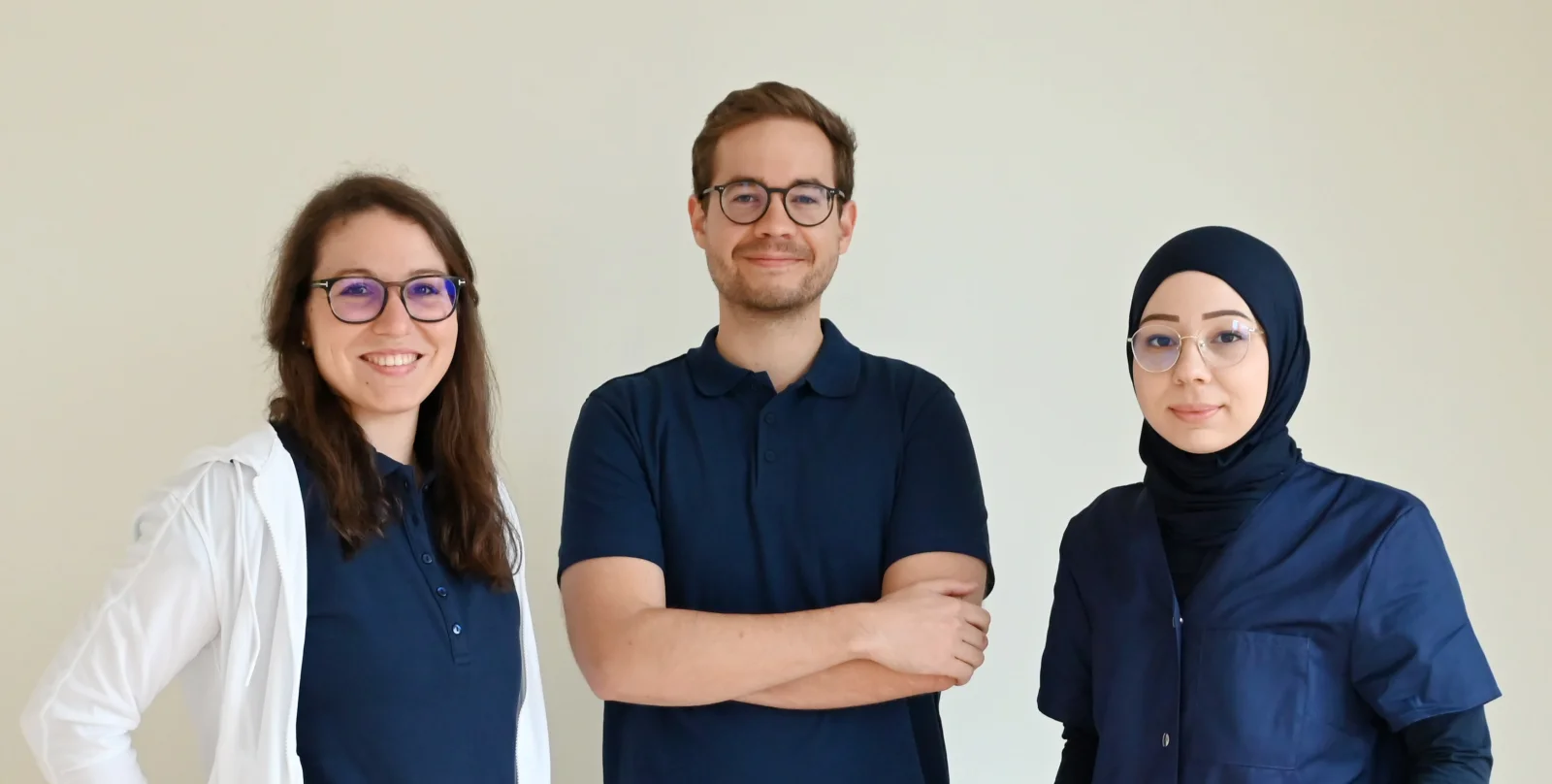 Dr. Tobias Winder mit seinen Ordinationsassistentinnen Ayse und Carolin, alle in dunkelblauen Poloshirts